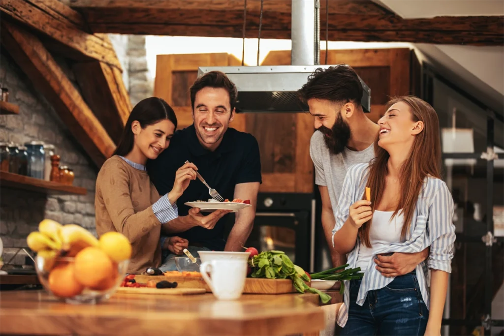 Amigos comiendo medallones de conejo