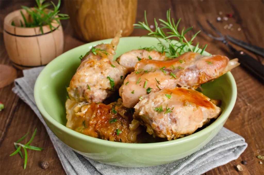 Plato de carne de conejo en salsa