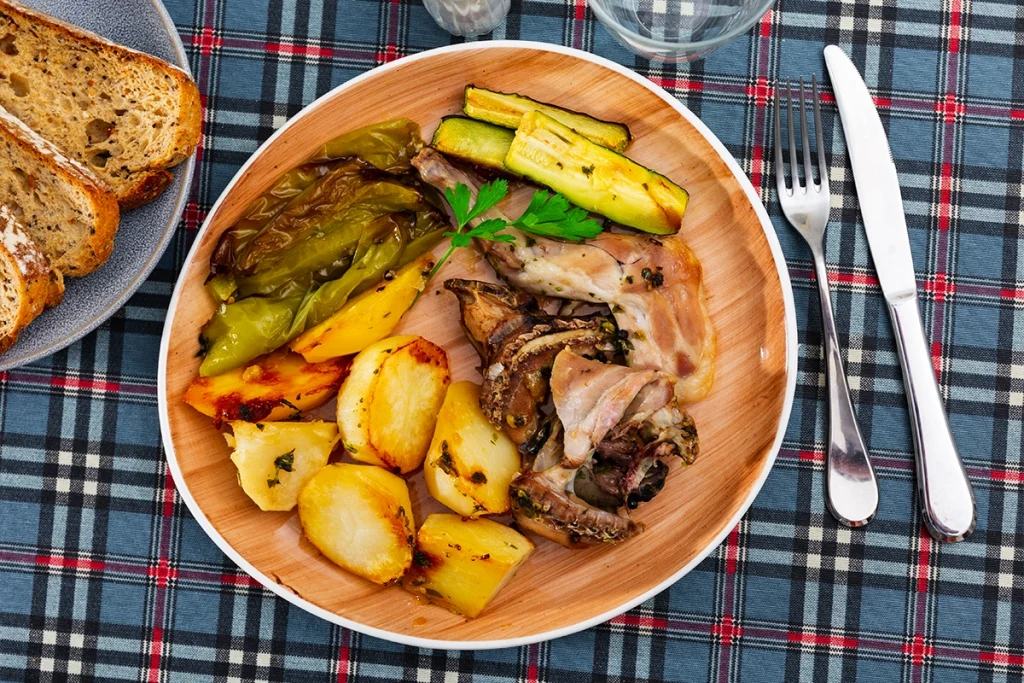 Plato de carne de conejo con verduras