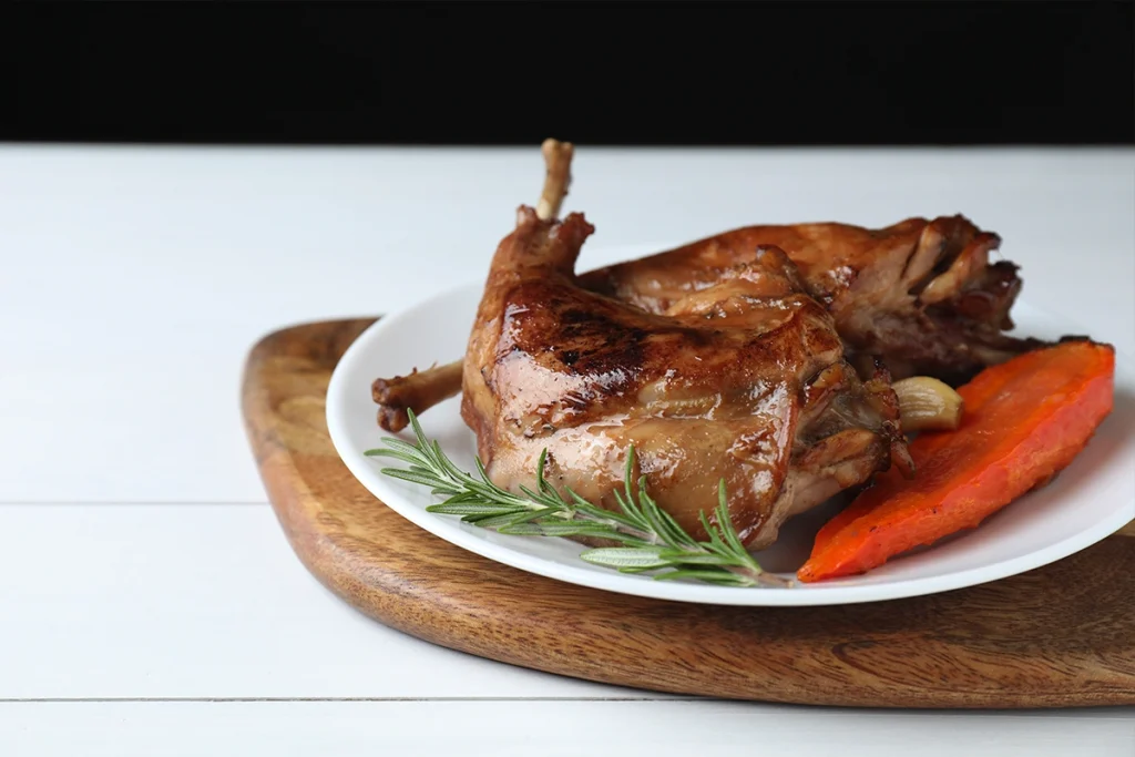 Plato de carne de conejo con verdura