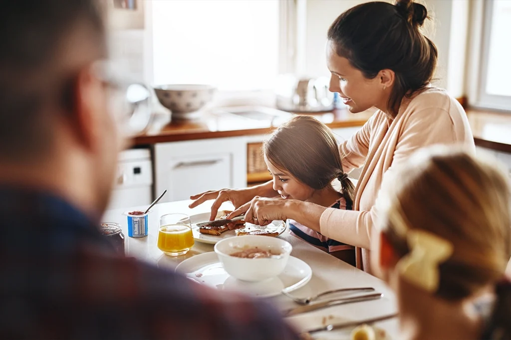 Familia desayunando pan de carne de conejo