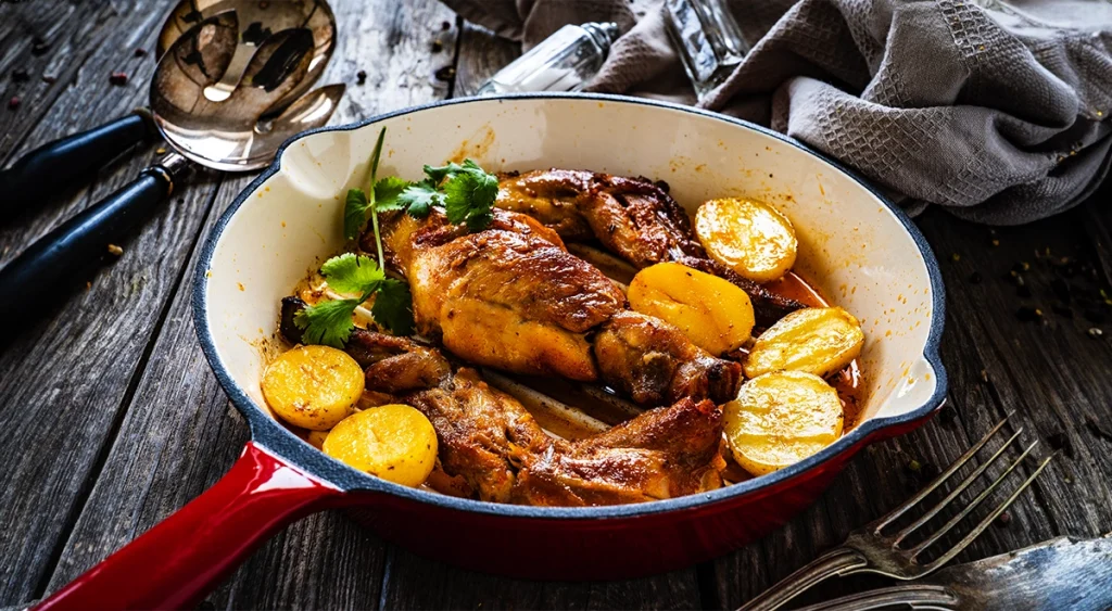 Plato de muslitos de conejo al horno con patatas