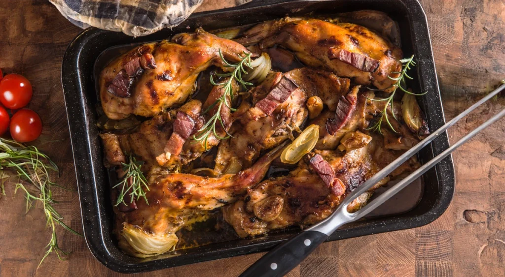 Plato navideño de carne de conejo al horno con patatas