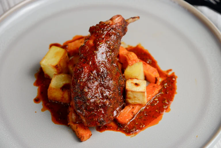 carne de conejo al horno con tomate y batata