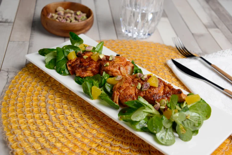 ensalada de carne de conejo crujiente con pistachos