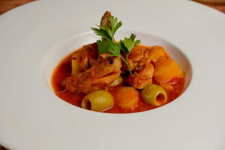 guiso de carne de conejo con tomate y patatas