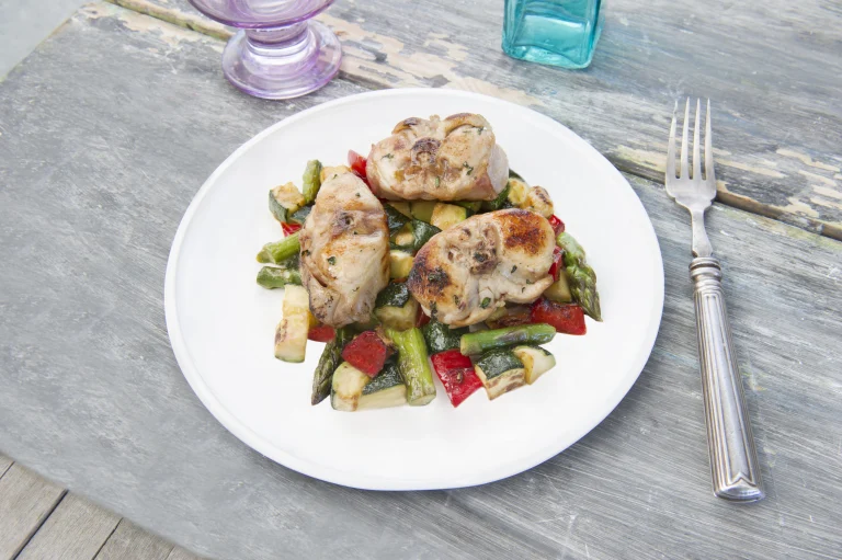 medallones de carne de conejo con salteado de verduras