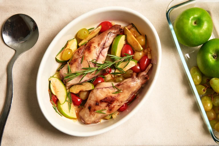 muslos de carne de conejo con manzana