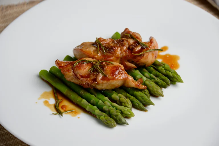 solomillos de carne de conejo con espárragos trigueros