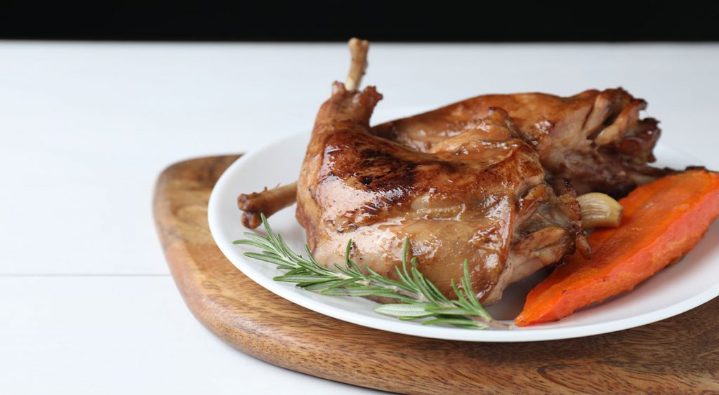 Plato con carne de conejo al horno