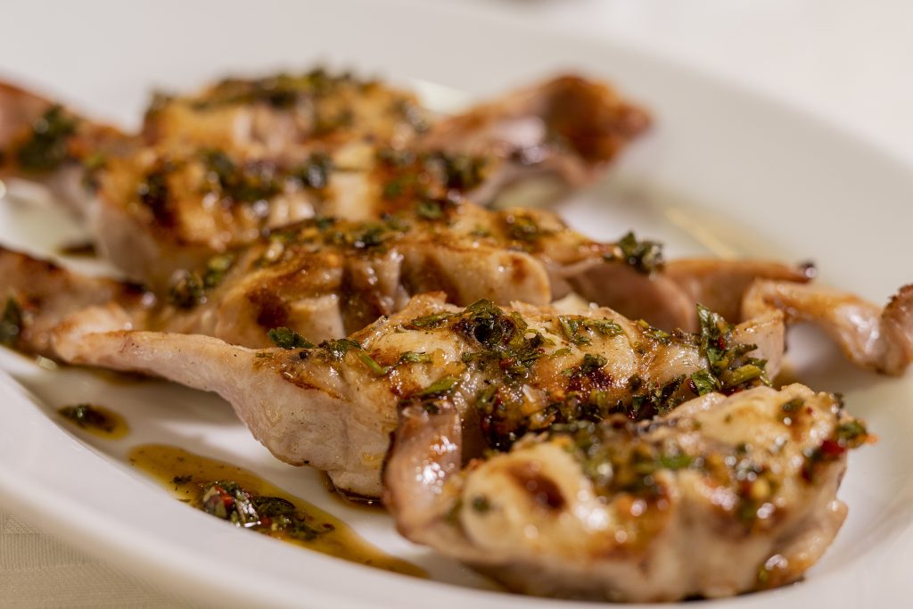 El tomillo y el romero son algunas de las mejores hierbas aromáticas para adobar la carne de conejo