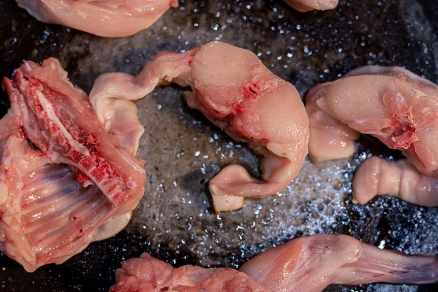 Es normal que la carne de conejo suelte un poco de agua al cocinarse